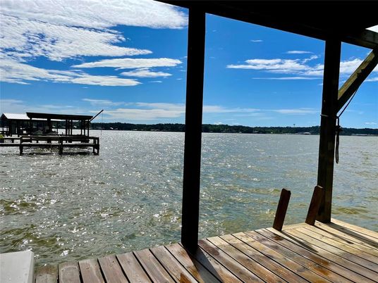 Exterior, Lake