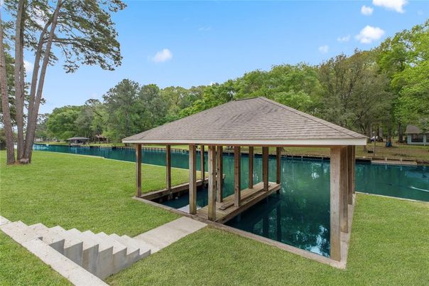 Exterior, Lake