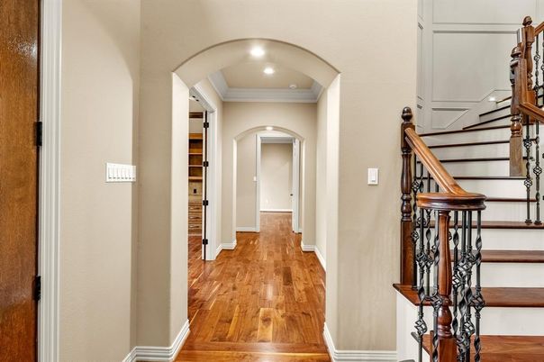 Interior, Recessed Lighting, Wood Texture Flooring