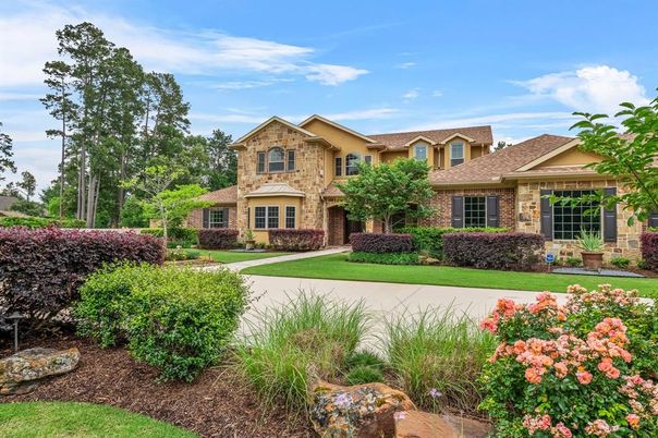 Backyard, Exterior, Facade, Brick Facade, Brick Traditional