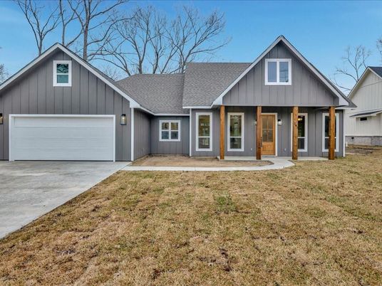 Attached, Exterior, Facade, Farmhouse