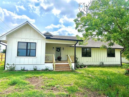 Backyard, Exterior, Facade, Farmhouse