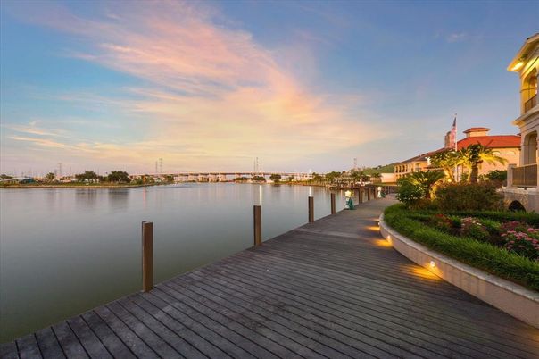 Exterior, Lake