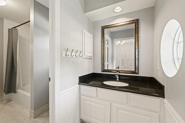 Bathroom, Dual Sink Vanities, Interior, Recessed Lighting