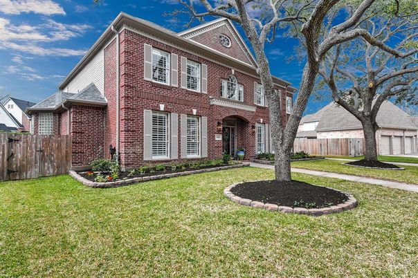 Backyard, Exterior, Facade, Brick Facade, Brick Traditional