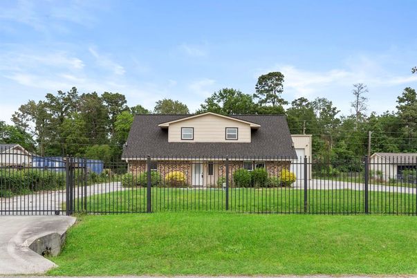 Backyard, Exterior, Facade, Brick Facade, Ranch