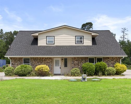 Exterior, Facade, Brick Facade, Split Level