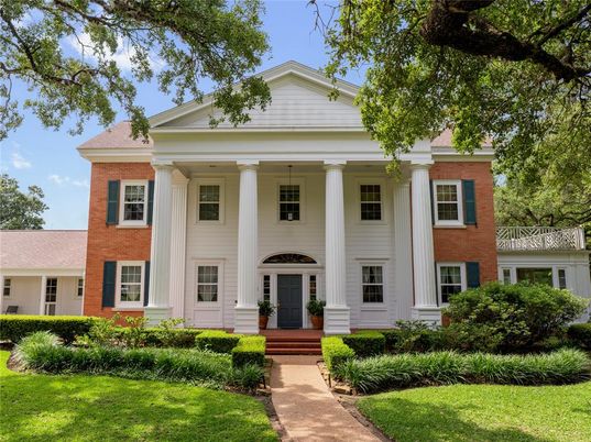Exterior, Facade, Brick Facade, Georgian