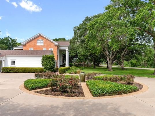 Backyard, Exterior, Facade, Brick Facade, Ranch