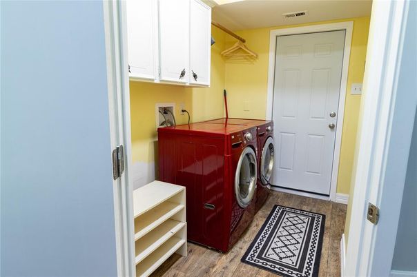 Interior, Washer, Wood Texture Flooring