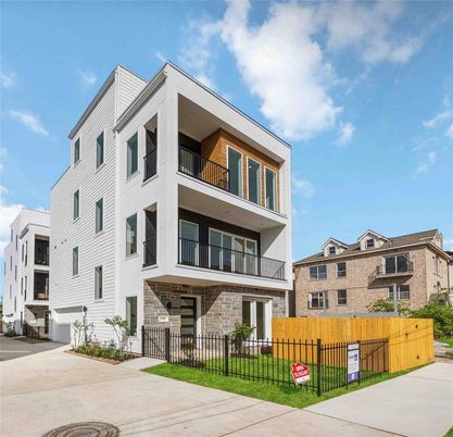 Exterior, Facade, Modern