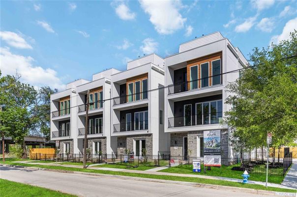 Exterior, Facade, Rowhouse
