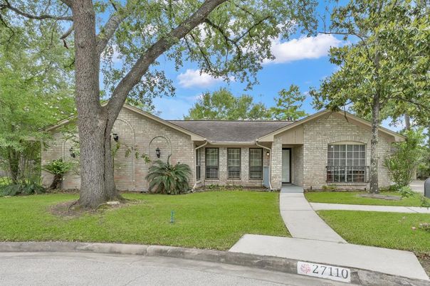 Exterior, Facade, Brick Facade, Ranch