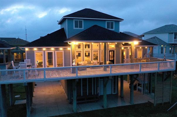 Exterior, Facade, Pool, American Craftsman
