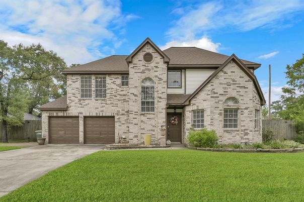 Attached, Exterior, Facade, Brick Traditional