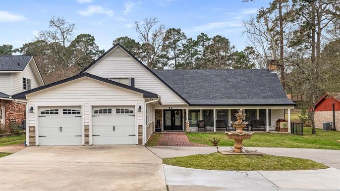 Attached, Exterior, Facade, Farmhouse