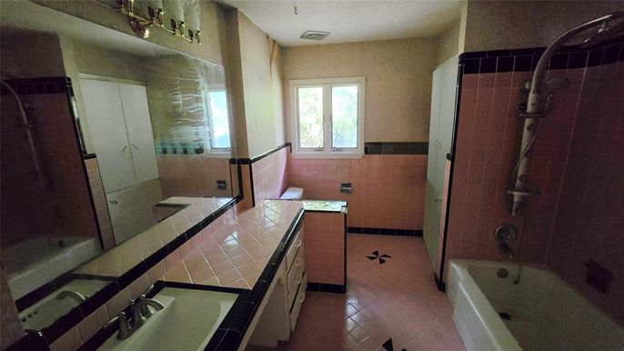 Bathroom, Interior, Tile Countertops