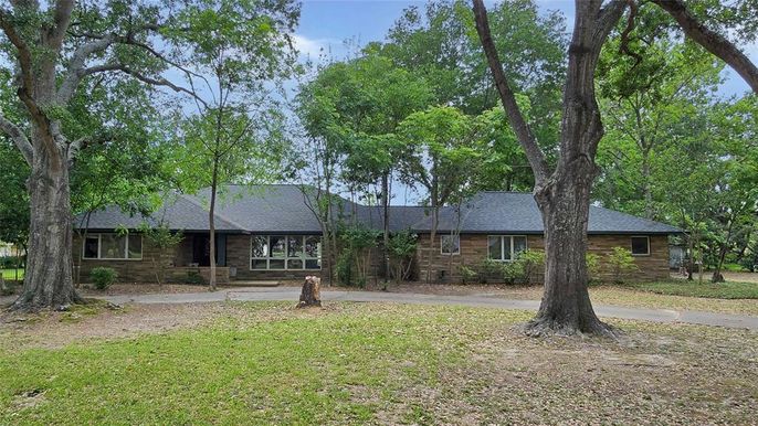 Backyard, Exterior, Facade, Brick Facade, Ranch