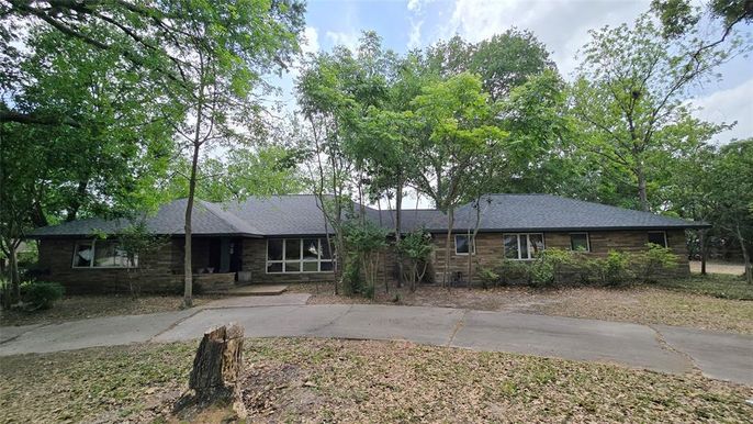Exterior, Facade, Ranch
