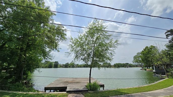 Exterior, Lake