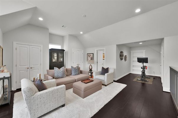 Fitness Equipment, Interior, Living room, Recessed Lighting, Wood Texture Flooring