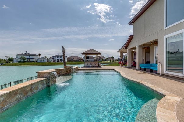 Exterior, Pool, Water