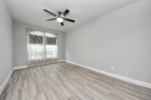 Empty room, Interior