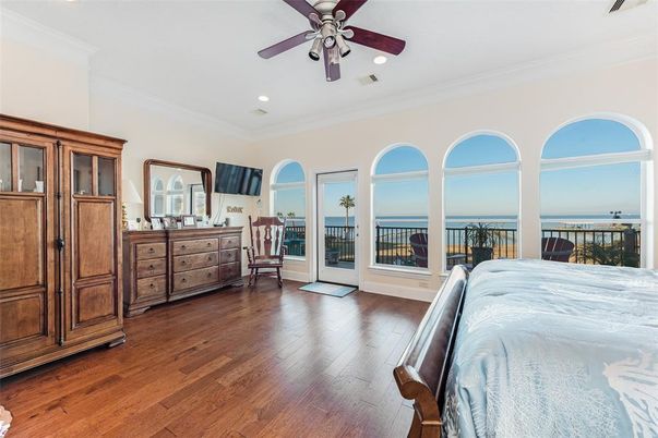 Bedroom, Interior, Recessed Lighting, Water, Wood Texture Flooring
