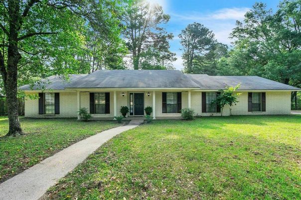 Exterior, Facade, Brick Facade, Ranch