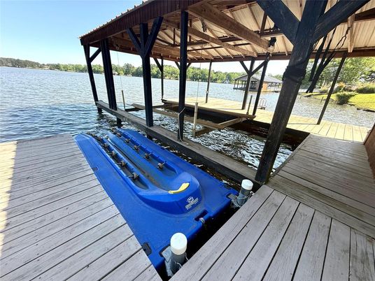 Exterior, Lake