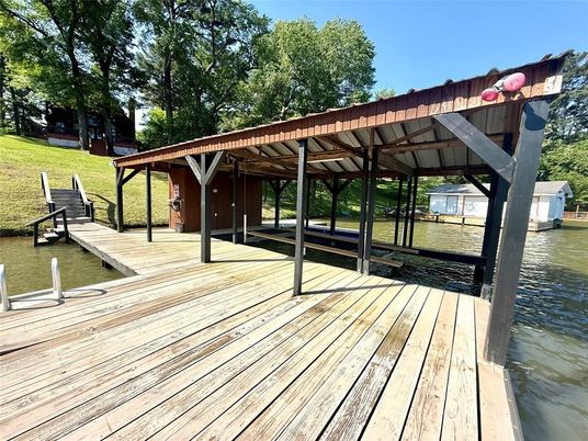 Exterior, Lake