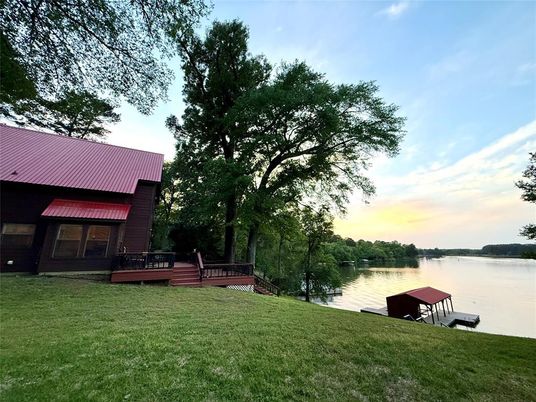Exterior, Lake