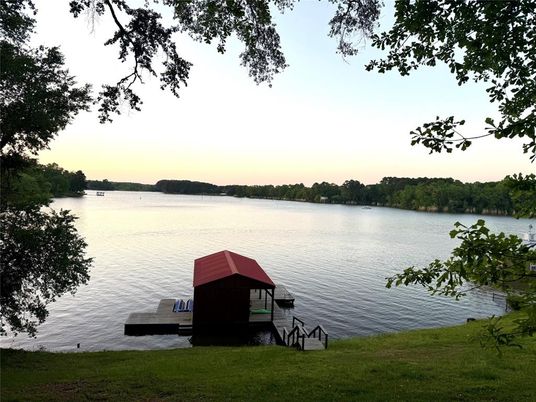 Exterior, Lake