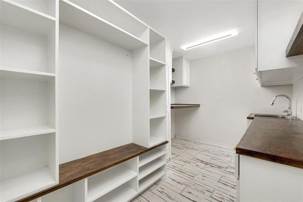 Interior, Walk-in Closets, Wood Texture Flooring