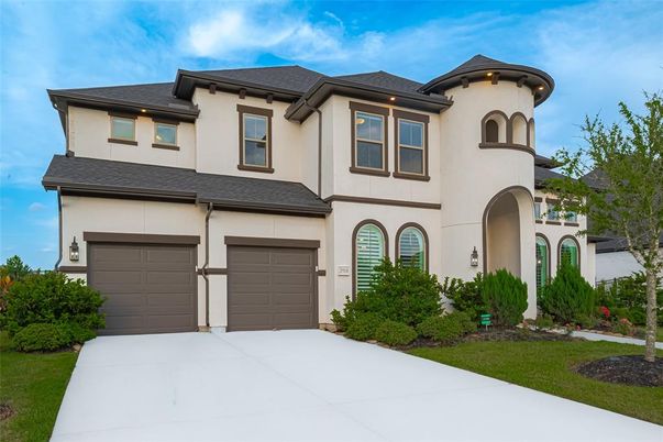 Attached, Exterior, Facade, Mediterranean