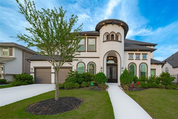 Attached, Exterior, Facade, Mediterranean