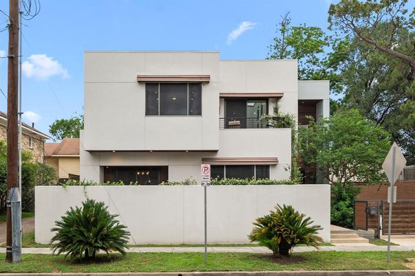 Exterior, Facade, Modern