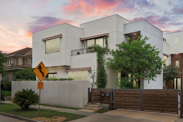 Exterior, Facade, Modern