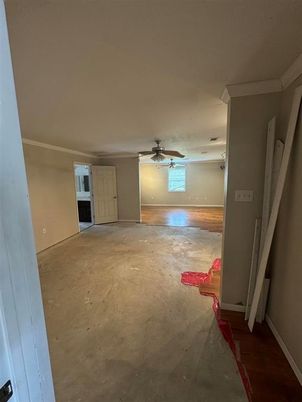 Empty room, Interior