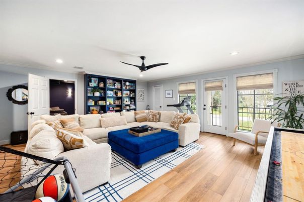 Fitness Equipment, Interior, Living room, Recessed Lighting, Wood Texture Flooring