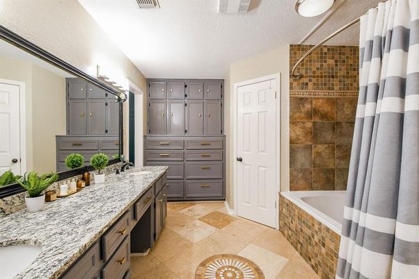 Bathroom, Dual Sink Vanities, Interior