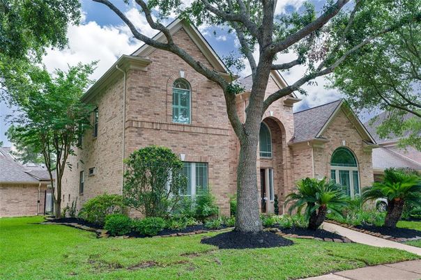 Exterior, Facade, Brick Facade, Brick Traditional