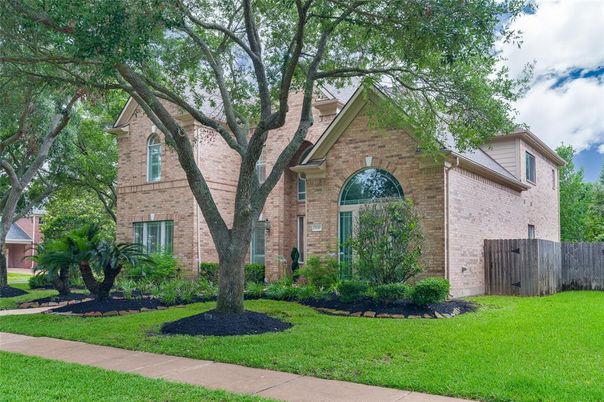 Exterior, Facade, Brick Facade, Brick Traditional