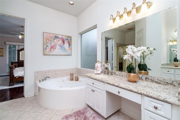 Bathroom, Dual Sink Vanities, Interior, Recessed Lighting