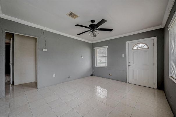 Empty room, Interior