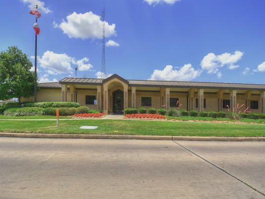 Backyard, Exterior, Facade, Ranch