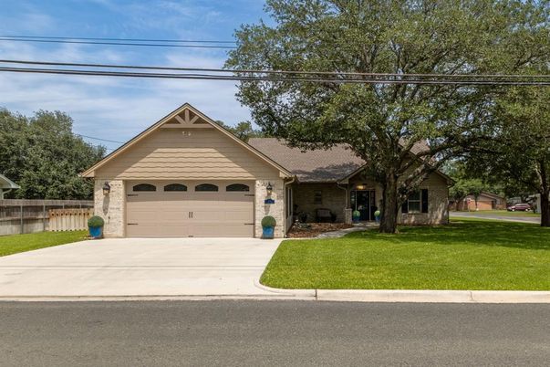 Attached, Exterior, Facade, Ranch