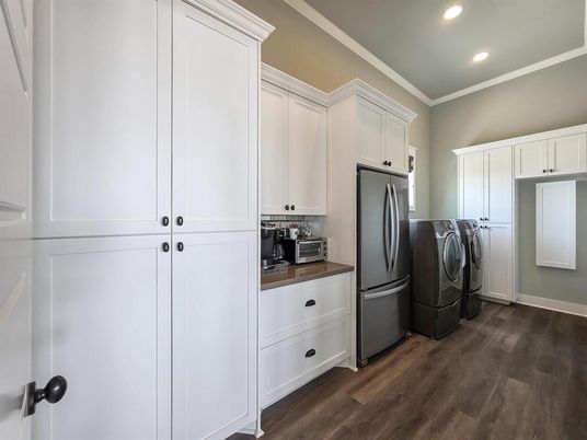 Interior, Recessed Lighting, Washer, Wood Texture Flooring