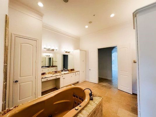 Bathroom, Dual Sink Vanities, Interior, Recessed Lighting