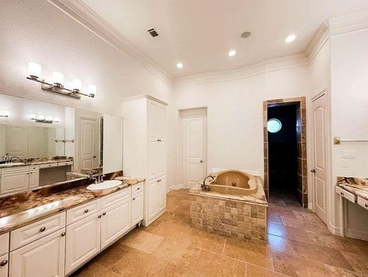 Bathroom, Dual Sink Vanities, Interior, Recessed Lighting